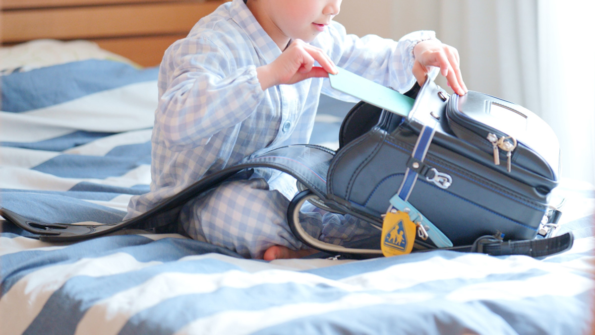 荷物を準備する子ども