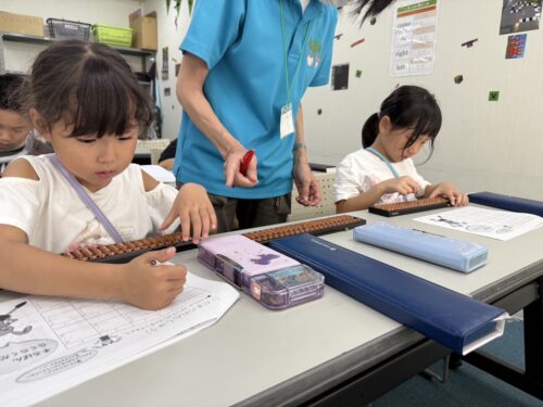 集中力が光る、そろばん教室の現在