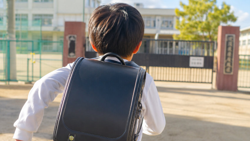 走る小学生