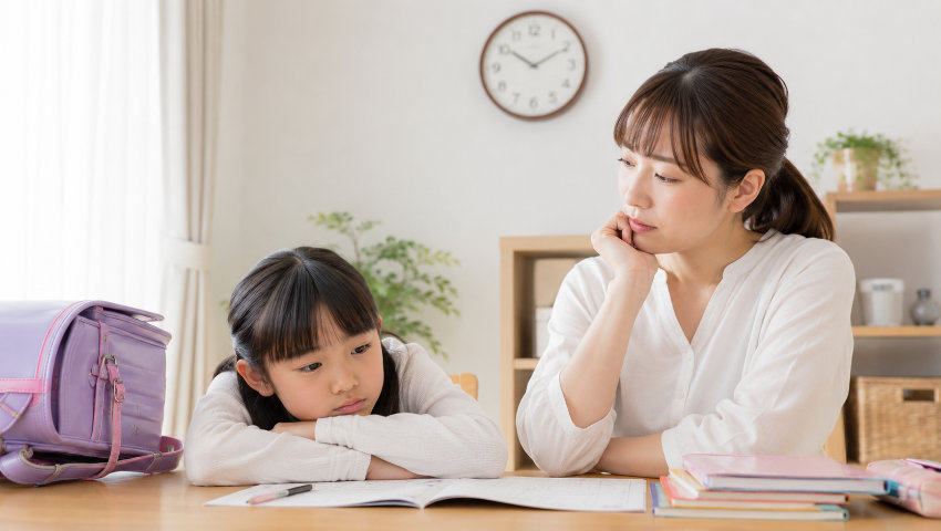 不安な表情の親子